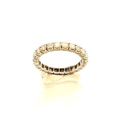 gros plan d'une bague en diamant sur une surface blanche