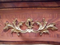 Commode galbée en marqueterie de bois de violette, ouvrant à… (photo 3)