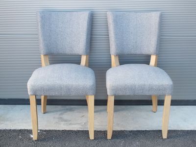 paire de fauteuils rembourrés gris à pieds en bois