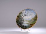 une assiette décorée d'une peinture, posée sur un socle