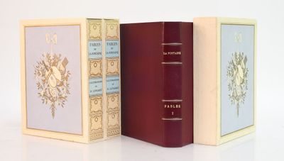 trois livres posés l'un à côté de l'autre sur une surface blanche