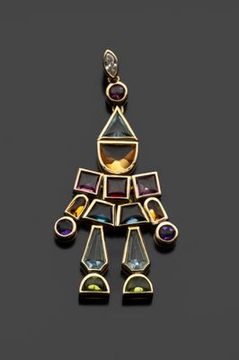 un pendentif en verre doré et multicolore orné d'une figurine