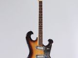 une guitare électrique accrochée à un mur sur fond blanc