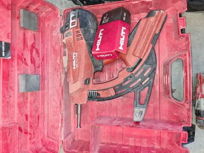 une mallette à outils rouge contenant des outils
