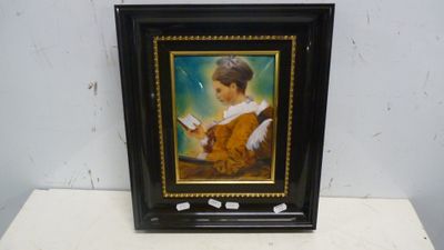 tableau représentant un jeune garçon en train de lire un livre, dans un cadre noir