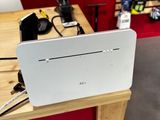 un ordinateur portable posé sur une table dans un magasin