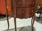 une commode en marbre exposée dans un magasin