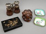 un grand nombre d'objets posés sur une table