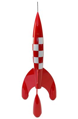 un objet rouge et blanc en forme de fusée suspendu au plafond