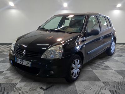 la photo d'une petite voiture noire garée dans un garage