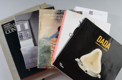 plusieurs livres sont empilés sur une table