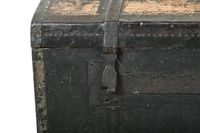 COFFRE en bois noirci à armature de fer, le couvercle bombé. (photo 4)