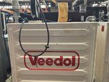 un conteneur blanc portant un logo, dans un entrepôt