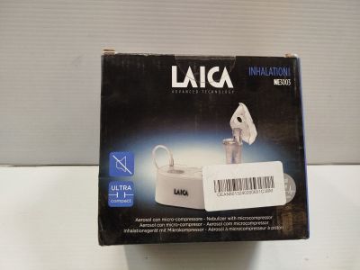 la boîte est ouverte sur une surface blanche sur laquelle figure un code-barres