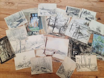 beaucoup de cartes posées sur une table en bois