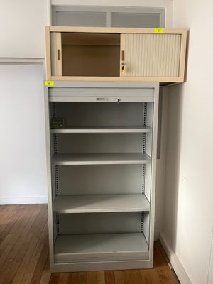 une étagère vide dans un coin de la pièce