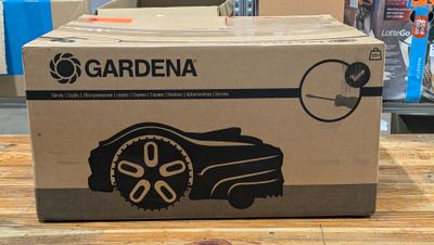 une boîte en carton avec l'image d'une voiture à l'intérieur