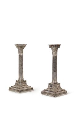 PAIRE DE BOUGEOIRS en argent, de forme colonne à chapiteaux …