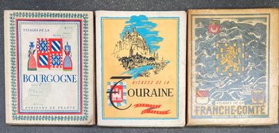 trois livres sont alignés les uns à côté des autres sur une table