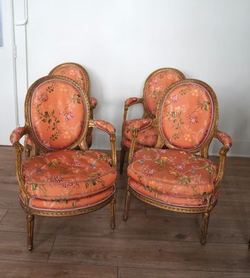 une paire de fauteuils rembourrés orange avec un tissu à motifs floraux rembourré rembourré rembourré rembourré rembourré rembourré rembourré rembourré rembourré