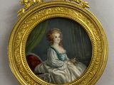 portrait d'une dame en robe blanche dans un cadre doré