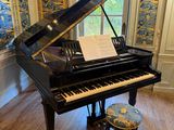 un piano à queue dans un coin de la pièce