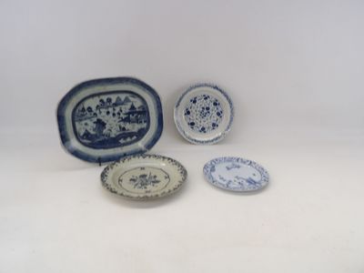 trois assiettes bleues et blanches posées sur une table blanche