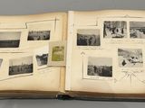 un livre ouvert avec des images de personnes et d'animaux