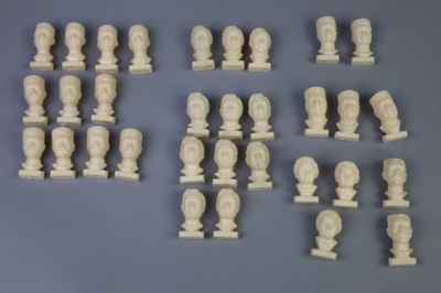 de nombreux bustes en marbre blanc exposés sur une table