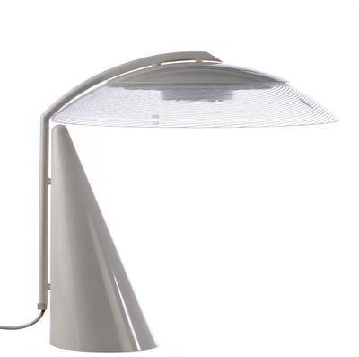 une lampe blanche posée sur une table blanche