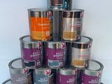 plusieurs pots de peinture sont empilés les uns sur les autres