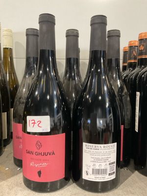 des bouteilles de vin sont alignées sur une étagère dans un magasin