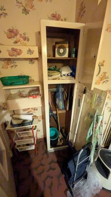 une pièce comprenant un placard et des toilettes