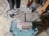 une machine posée sur une boîte