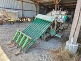 une machine verte qui est à l'arrêt dans la boue