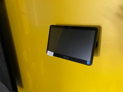un petit écran fixé sur le côté d'un mur jaune
