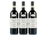 trois bouteilles de vin rouge posées l'une à côté de l'autre sur une surface blanche
