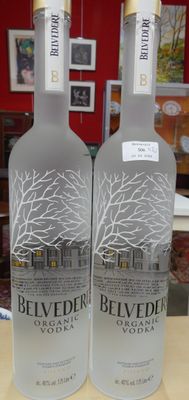 Deux bouteilles de Belvedere sont posées sur une table dans un magasin.