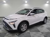 Une Toyota C-HR de 2020 dans un showroom au sol à damier