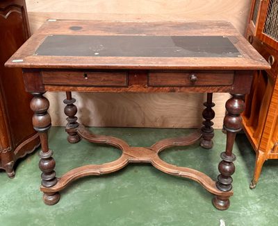 Table bureau de style Louis XIII.