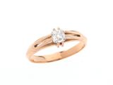 gros plan d'une bague en diamant sur fond blanc
