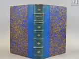 un vieux livre à la couverture bleue posé sur une table