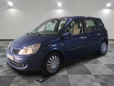 une photo d'une voiture bleue garée dans un garage
