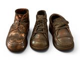 trois paires de chaussures posées sur une surface blanche
