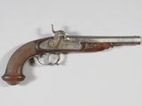 un gros plan d'un pistolet sur une surface blanche avec un fond blanc