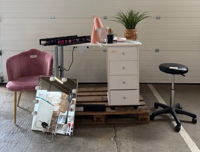 deux chaises et un bureau dans un garage
