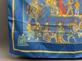 une image représentant une écharpe bleue et jaune sur laquelle figure un groupe de personnes
