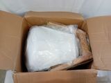 une boîte en carton contenant un objet blanc
