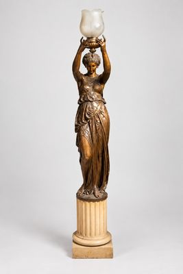 statue en bronze représentant une femme tenant un vase, posée sur un socle