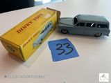 une petite voiture posée à côté d'une boîte sur une table